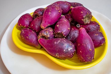 Tabaktaki dikenli armutları kapat