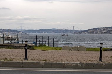 İstanbul, 1.2021 hindi yürüyüşü. İstanbul 'un Sarayburnu ilçesinden gelen İstanbul ve Marmara kışın deniz manzarası ve bulutlu hava