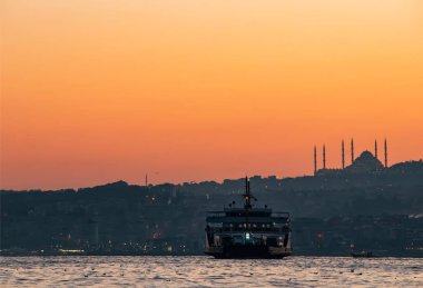 İstanbul, İstanbul, İstanbul Boğazı 'nda 4. 2021. Gün doğumu ve Camlica Camii