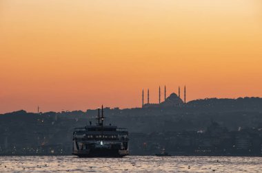 İstanbul, İstanbul, İstanbul Boğazı 'nda 4. 2021. Gün doğumu ve Camlica Camii