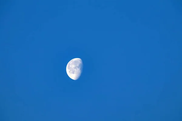 Луна Голубом Небе — стоковое фото