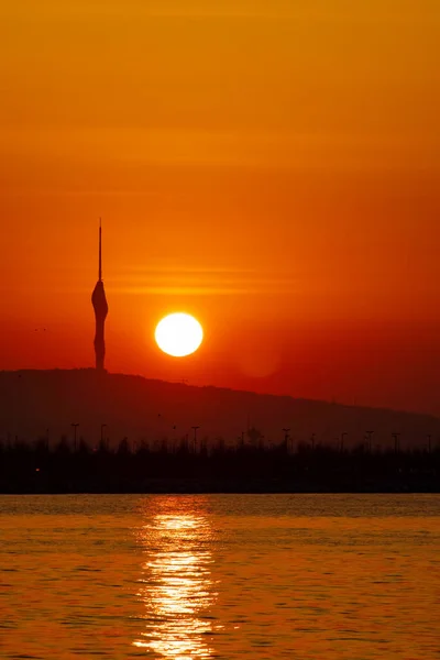 Stanbul Gündoğumu Camlica Kulesi Silueti — Stok fotoğraf