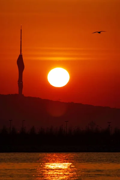 Nascer Sol Silhueta Torre Camlica Istanbul — Fotografia de Stock