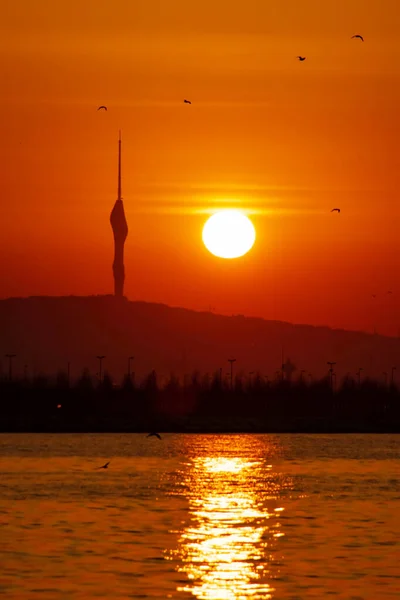 Salida Del Sol Silueta Camlica Torre Istanbul —  Fotos de Stock
