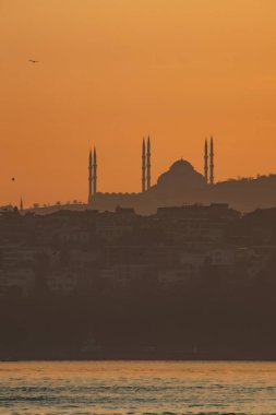 İstanbul 'da gündoğumu ve kamuflaj camii silueti