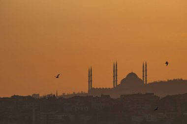 İstanbul 'da gündoğumu ve kamuflaj camii silueti