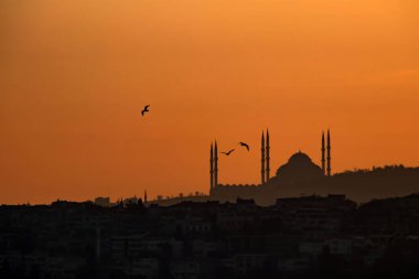 İstanbul 'da gündoğumu ve kamuflaj camii silueti
