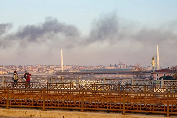 Istanbul Peru Abril 2021 Vista Cidade Velha Ponte Galata Fumaça — Fotografia de Stock