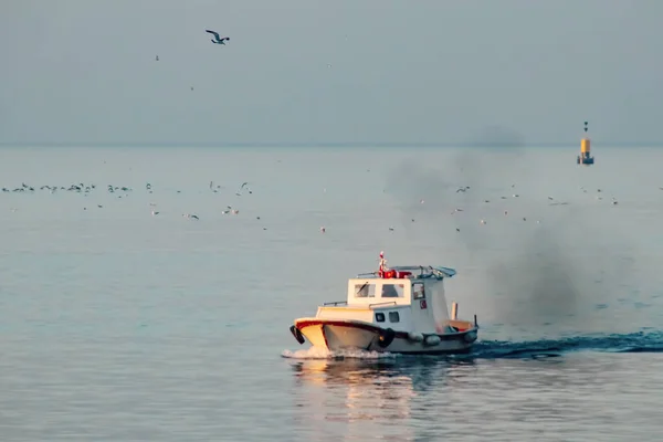 イスタンブールのマーラ海の日の出と漁船 — ストックベクタ