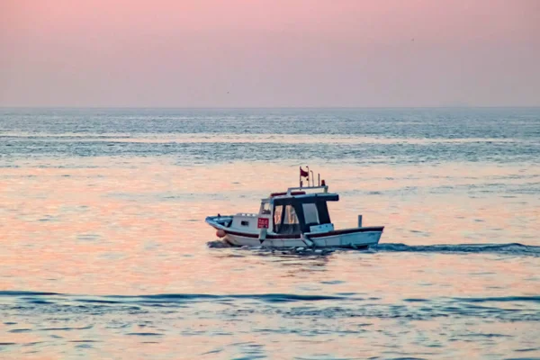 Sonnenaufgang Und Fischerboote Auf Dem Marmarameer Istanbul — Stockvektor