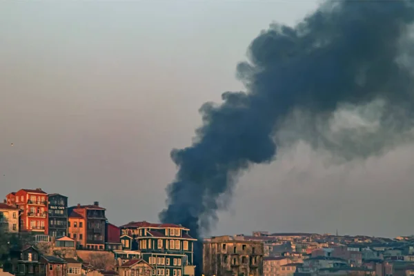 トルコのイスタンブール2021年4月13日早朝のガラタ橋と火災煙からの旧市街の景色 — ストックベクタ