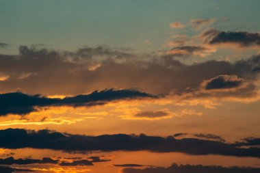 Gökyüzünde gün doğumu ve sabah vakti bulutlar..