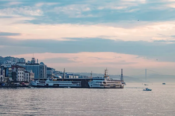 Istanbul Turkey April 2021 Ferries Και Βάρκες Είναι Σύμβολα Των — Φωτογραφία Αρχείου