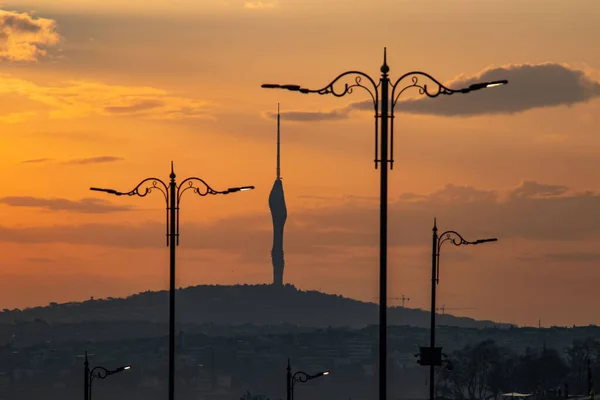 Amanhecer Lâmpadas Rua Com Torre Hora Manhã Istanbul — Fotografia de Stock