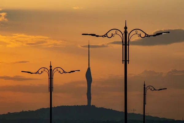 イスタンブールの朝の時間にタワーのある日の出と街灯 — ストック写真