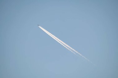 Mavi gökyüzünde bir uçak