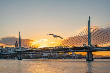 Altın boynuz ve metro köprüsü manzarası sabahın erken saatlerinde ve İstanbul
