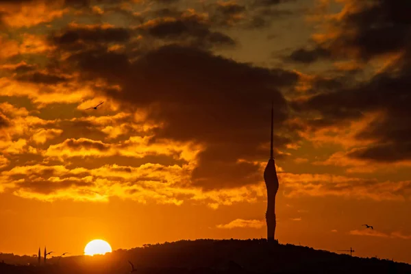 Lever Soleil Silhouette Tour Camlica Istanbul — Image vectorielle