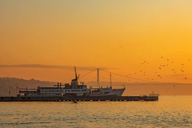 İstanbul, Türkiye - 21 Nisan 2021 Avrupa ve Asya kıtaları arasındaki rüya şehir. İstanbul. Sabahın erken saatlerinde İstanbul ve Boğaz manzarası. 