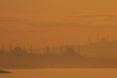İstanbul, Türkiye... 22 Nisan 2021 'de. Avrupa ve Asya kıtaları arasındaki rüya şehir. Günün ilk ışıklarıyla İstanbul. İstanbul 'un doğal ve tarihi güzellikleriyle şehir manzarası.