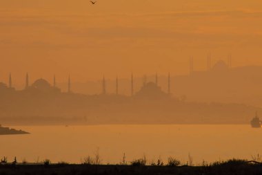 İstanbul, Türkiye... 22 Nisan 2021 'de. Avrupa ve Asya kıtaları arasındaki rüya şehir. Günün ilk ışıklarıyla İstanbul. İstanbul 'un doğal ve tarihi güzellikleriyle şehir manzarası.