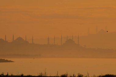 İstanbul, Türkiye... 22 Nisan 2021 'de. Avrupa ve Asya kıtaları arasındaki rüya şehir. Günün ilk ışıklarıyla İstanbul. İstanbul 'un doğal ve tarihi güzellikleriyle şehir manzarası.