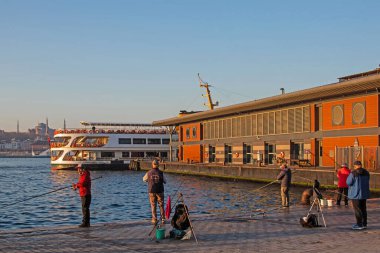 İstanbul, Türkiye... 22 Nisan 2021 'de. Avrupa ve Asya kıtaları arasındaki rüya şehir. Günün ilk ışıklarıyla İstanbul. İstanbul 'un doğal ve tarihi güzellikleriyle şehir manzarası.