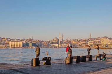 İstanbul, Türkiye... 22 Nisan 2021 'de. Avrupa ve Asya kıtaları arasındaki rüya şehir. Günün ilk ışıklarıyla İstanbul. İstanbul 'un doğal ve tarihi güzellikleriyle şehir manzarası.