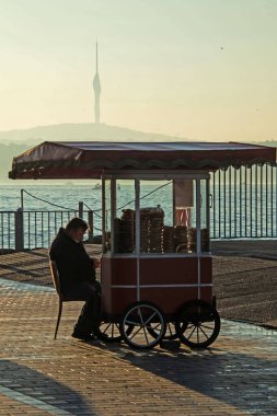 İstanbul, Türkiye... 22 Nisan 2021 'de. Avrupa ve Asya kıtaları arasındaki rüya şehir. Günün ilk ışıklarıyla İstanbul. İstanbul 'un doğal ve tarihi güzellikleriyle şehir manzarası.