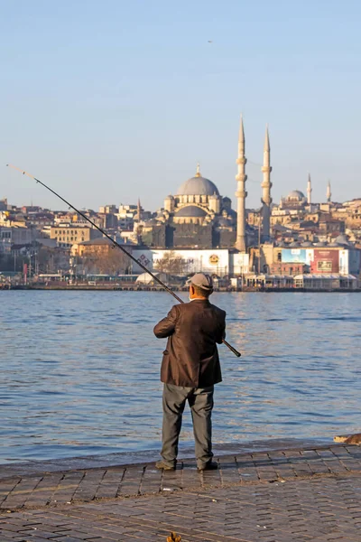 İstanbul, Türkiye... 22 Nisan 2021 'de. Avrupa ve Asya kıtaları arasındaki rüya şehir. Günün ilk ışıklarıyla İstanbul. İstanbul 'un doğal ve tarihi güzellikleriyle şehir manzarası.