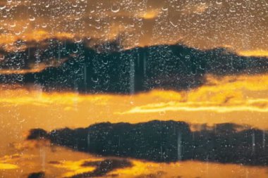 Yağmurlu bir günde doğa ve bulutlar