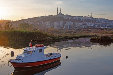 Eyup Sultan, istanbul, Türkiye-27 Nisan 2021 Altın Boynuz kıyısındaki Eyup Sultan İlçesi 'nde sabahın erken saatlerinden tarihi ve doğal güzelliğiyle kent manzarası .
