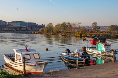 Eyup Sultan, istanbul, Türkiye-27 Nisan 2021 Altın Boynuz kıyısındaki Eyup Sultan İlçesi 'nde sabahın erken saatlerinden tarihi ve doğal güzelliğiyle kent manzarası .