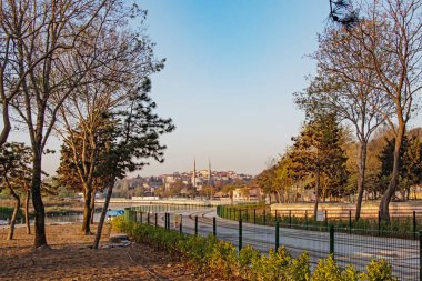 Eyup Sultan, istanbul, Türkiye-27 Nisan 2021 Altın Boynuz kıyısındaki Eyup Sultan İlçesi 'nde sabahın erken saatlerinden tarihi ve doğal güzelliğiyle kent manzarası .