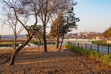 Eyup Sultan, istanbul, Türkiye-27 Nisan 2021 Altın Boynuz kıyısındaki Eyup Sultan İlçesi 'nde sabahın erken saatlerinden tarihi ve doğal güzelliğiyle kent manzarası .