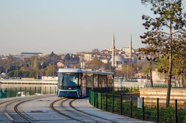 Eyup Sultan, istanbul, Türkiye-27 Nisan 2021 Altın Boynuz kıyısındaki Eyup Sultan İlçesi 'nde sabahın erken saatlerinden tarihi ve doğal güzelliğiyle kent manzarası .