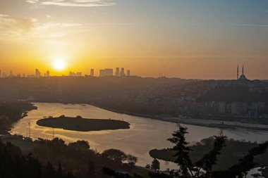 Pierre Loti Tepesi, İstanbul, Türkiye-Nisan 28,2021 Pierre Loti Tepesi manzarası sabahın erken saatlerinde, tarihi ve doğal güzellikleriyle. 