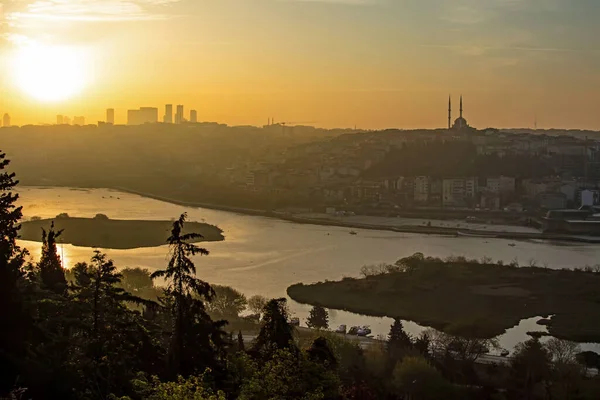 Pierre Loti Tepesi, İstanbul, Türkiye-Nisan 28,2021 Pierre Loti Tepesi manzarası sabahın erken saatlerinde, tarihi ve doğal güzellikleriyle. 