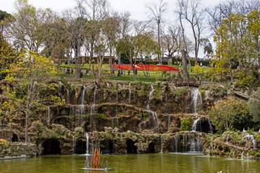Emirgan, İstanbul, Türkiye-28 Nisan 2021. Lale festivali, Nisan ve bahar aylarında Emirgan Parkı 'ndan gelen lale festivali manzarası ile Istanbulda düzenlendi..