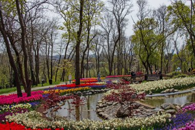 Emirgan, İstanbul, Türkiye-28 Nisan 2021. Lale festivali, Nisan ve bahar aylarında Emirgan Parkı 'ndan gelen lale festivali manzarası ile Istanbulda düzenlendi..