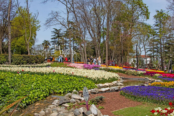 Истанбул, Турция - 28 апреля 2021 года. Фестиваль тюльпанов организован в г.Астана.Фестиваль тюльпанов с видом на парк Эмирган с посетителями в апреле и весенний сезон.