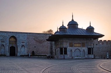 Sultanahmet, İstanbul, 29 Nisan 2021. Avrupa ve Asya kıtaları arasındaki rüya şehir, İstanbul. Sultanahmet Meydanı 'nın tarihi binaları ve doğal güzellikleriyle eski şehir manzarası.. 