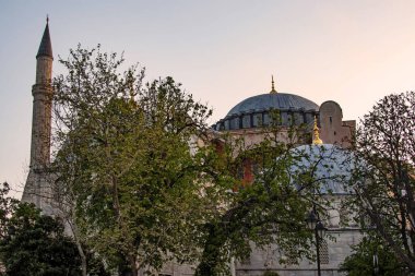 Sultanahmet, İstanbul, 29 Nisan 2021. Avrupa ve Asya kıtaları arasındaki rüya şehir, İstanbul. Sultanahmet Meydanı 'nın tarihi binaları ve doğal güzellikleriyle eski şehir manzarası.. 