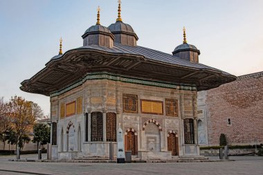 Sultanahmet, İstanbul, 29 Nisan 2021. Avrupa ve Asya kıtaları arasındaki rüya şehir, İstanbul. Sultanahmet Meydanı 'nın tarihi binaları ve doğal güzellikleriyle eski şehir manzarası.. 