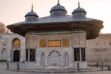 Sultanahmet, İstanbul, 29 Nisan 2021. Avrupa ve Asya kıtaları arasındaki rüya şehir, İstanbul. Sultanahmet Meydanı 'nın tarihi binaları ve doğal güzellikleriyle eski şehir manzarası.. 