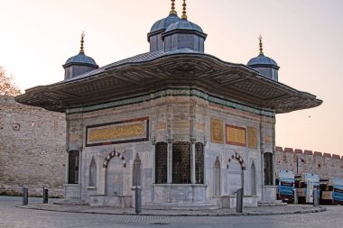 Sultanahmet, İstanbul, 29 Nisan 2021. Avrupa ve Asya kıtaları arasındaki rüya şehir, İstanbul. Sultanahmet Meydanı 'nın tarihi binaları ve doğal güzellikleriyle eski şehir manzarası.. 