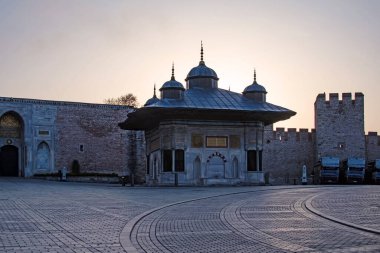 Sultanahmet, İstanbul, 29 Nisan 2021. Avrupa ve Asya kıtaları arasındaki rüya şehir, İstanbul. Sultanahmet Meydanı 'nın tarihi binaları ve doğal güzellikleriyle eski şehir manzarası.. 