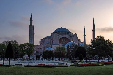Sultanahmet, İstanbul, 29 Nisan 2021. Avrupa ve Asya kıtaları arasındaki rüya şehir, İstanbul. Sultanahmet Meydanı 'nın tarihi binaları ve doğal güzellikleriyle eski şehir manzarası.. 