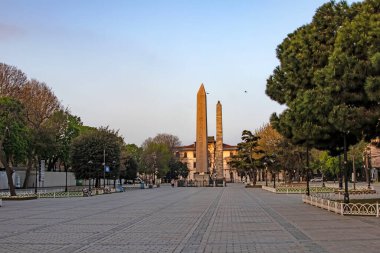 Sultanahmet, İstanbul, 29 Nisan 2021. Avrupa ve Asya kıtaları arasındaki rüya şehir, İstanbul. Sultanahmet Meydanı 'nın tarihi binaları ve doğal güzellikleriyle eski şehir manzarası.. 