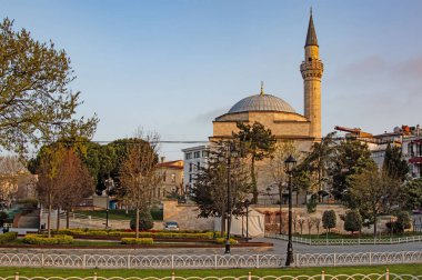 Sultanahmet, İstanbul, 29 Nisan 2021. Avrupa ve Asya kıtaları arasındaki rüya şehir, İstanbul. Sultanahmet Meydanı 'nın tarihi binaları ve doğal güzellikleriyle eski şehir manzarası.. 
